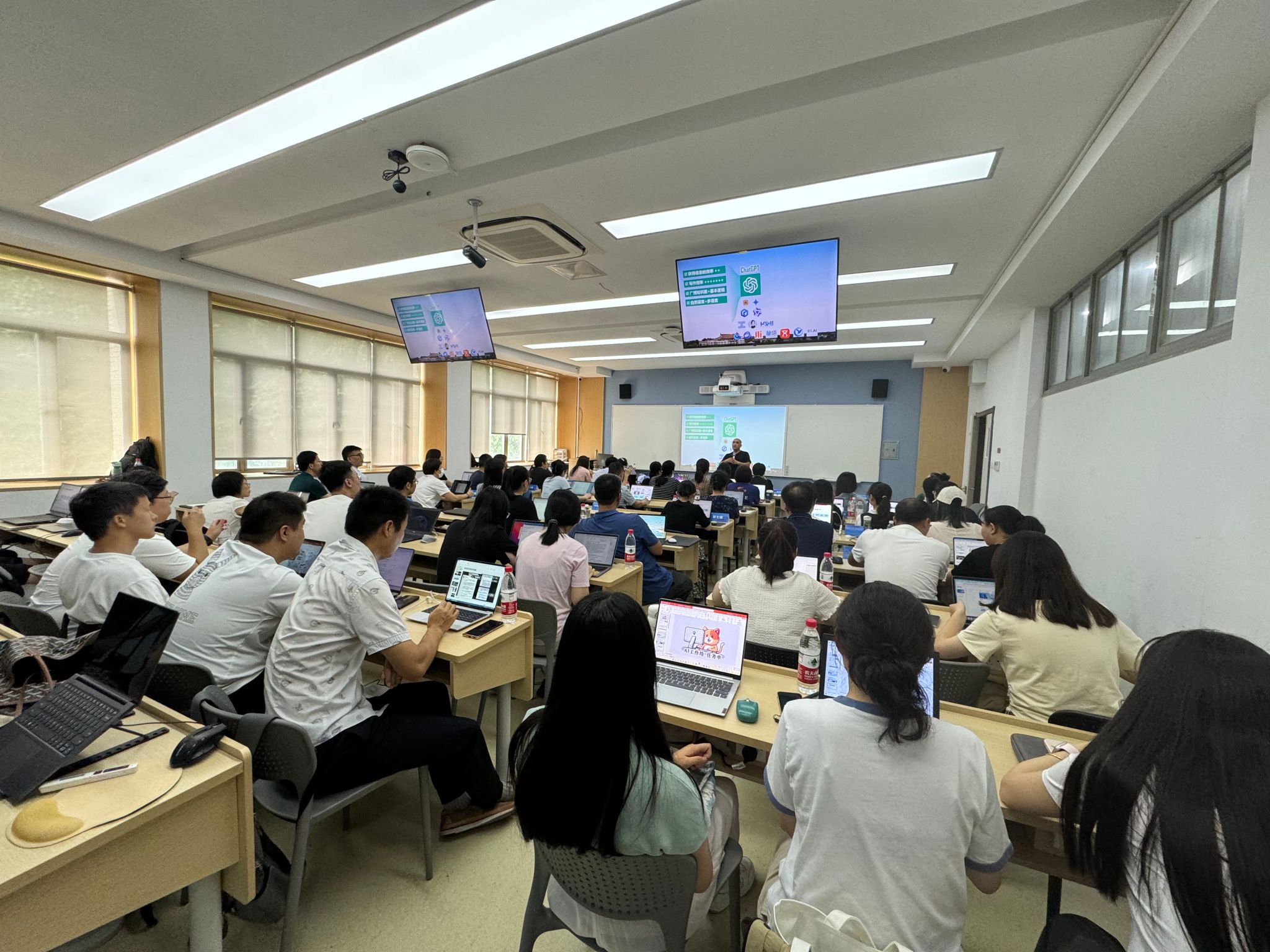 包含AI助力培训效果智能评估​的词条